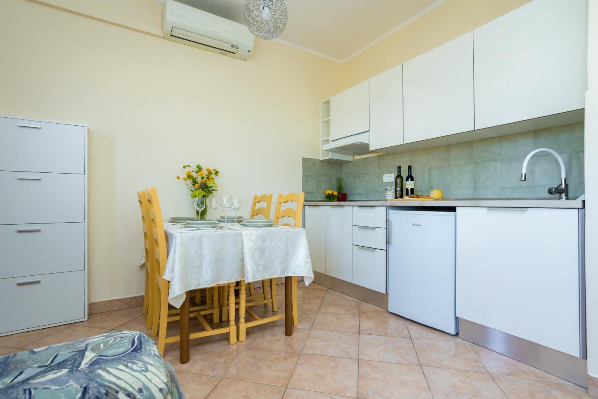 Apartments And Rooms Kod Keti Malinska Extérieur photo